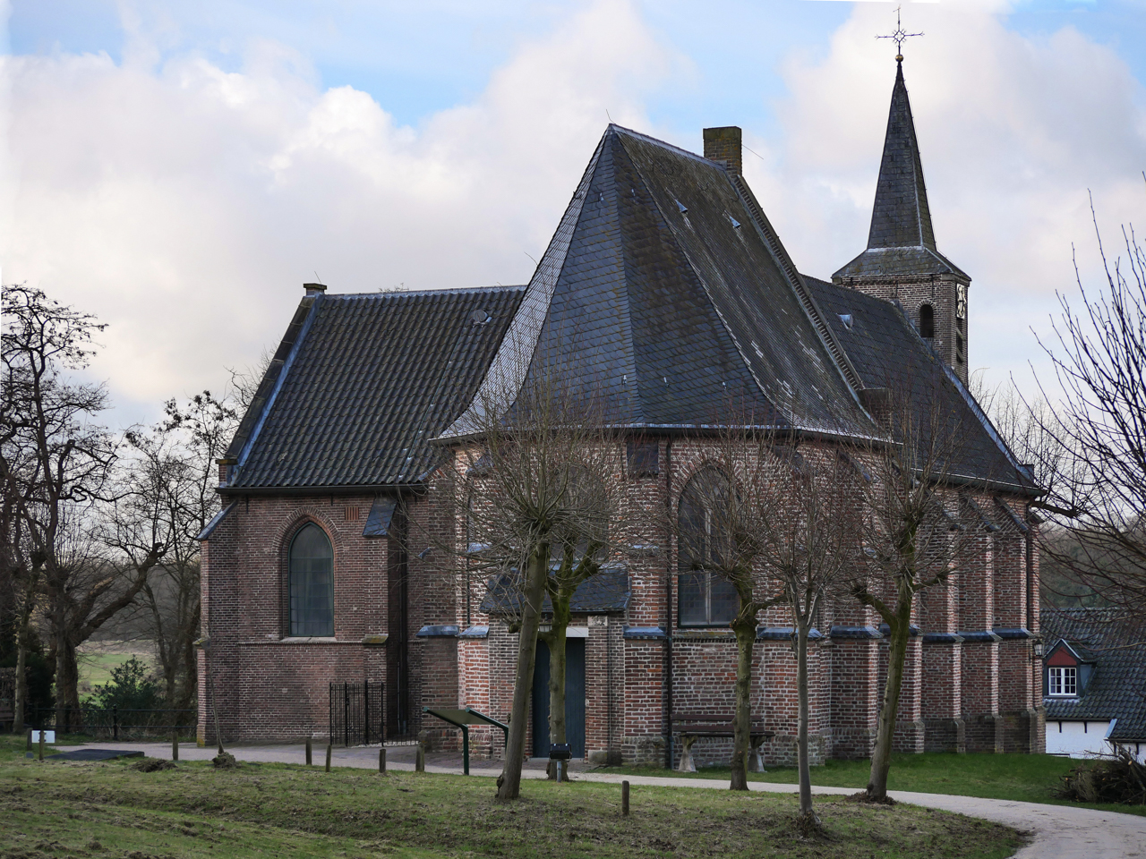 Kerkje achter aanzicht